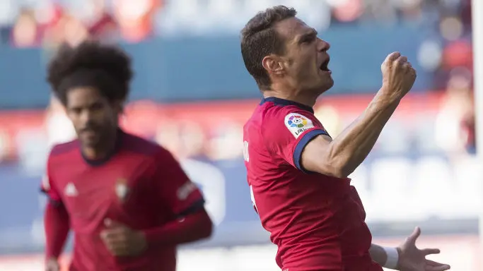 El delantero David Rodríguez celebra su primer gol en El Sadar en el amistoso contra el Eibar. CA OSASUNA