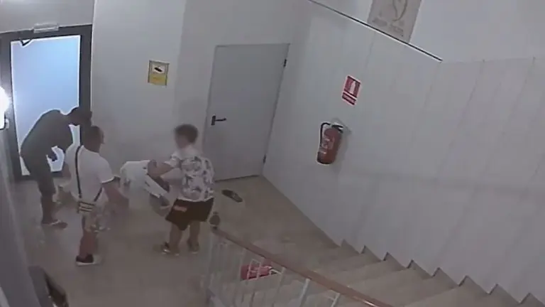 Imágenes captadas por una cámara de seguridad en el momento del robo de material sexual en unas máquinas expendedoras MOSSOS D&#39;ESQUADRA