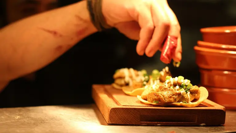 Imagen de un pincho preparado en un bar ARCHIVO