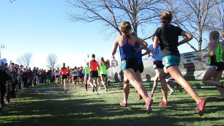 Imagen de varias mujeres corriendo en una carrera popular ARCHIVO