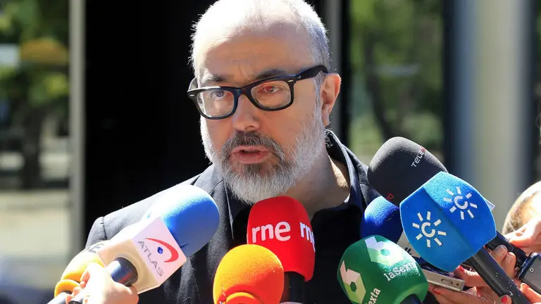 El director Álex de la Iglesia atiende a los medios tras dar su último adiós a la actriz Terele Pávez EFE