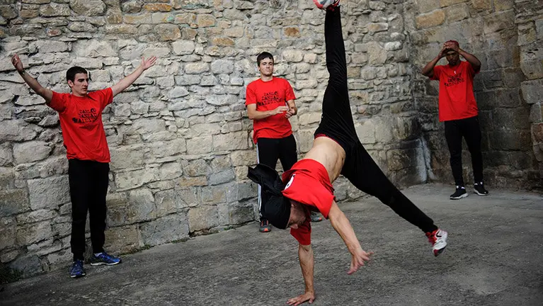 El festival de las murallas de Pamplona acoge diferentes espectaculos de danza y un paseo a la luz de las velas. MIGUEL OSÉS (13)