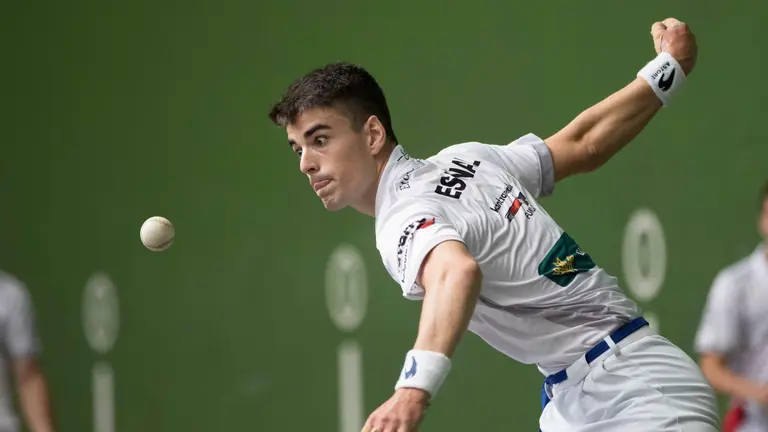 El campeón mundial de frontball, Iker Espinal, ejecuta el saque de su encuentro de octavos de final del torneo de pelota Muebles Polque FOTO Pandas Producciones