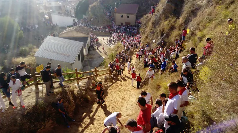 Cientos de espectadores esperan a presenciar el primer encierro del Pilón de 2017 en Falces MIGUEL OSÉS