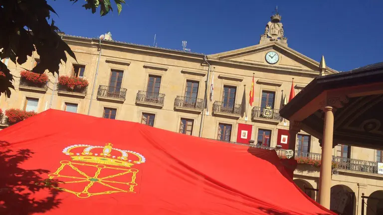 La gran bandera de Navarra desplegada frente al Ayuntamiento de Tafalla un día antes del chupinazo festivo de la localidad. IMAGEN CEDIDA (2)