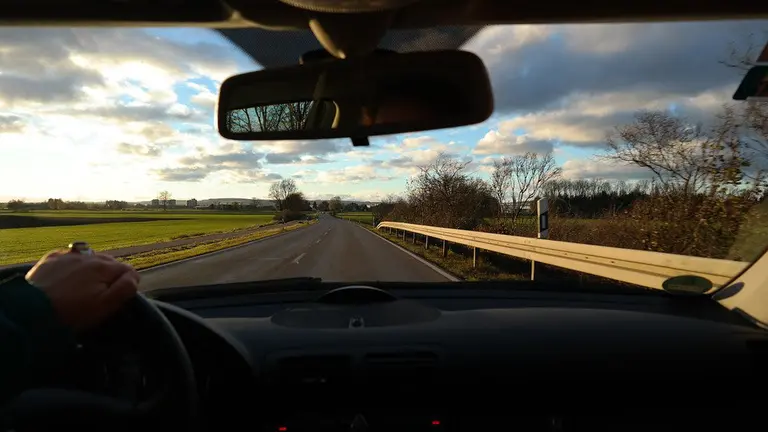 Imagen de una persona conduciendo por una carretera secundaria ARCHIVO