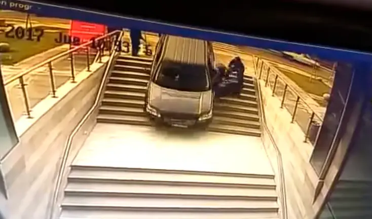 El coche se quedó inmóvil unos segundos y después se precipitó