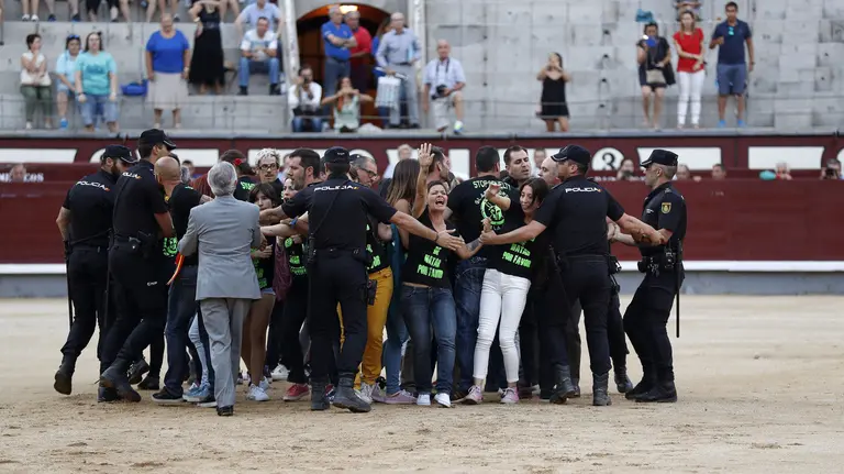 La Policía Nacional desaloja a casi una treintena de antitaurinos que ha saltado al ruedo de Las Ventas antes de una corrida nocturna EFE
