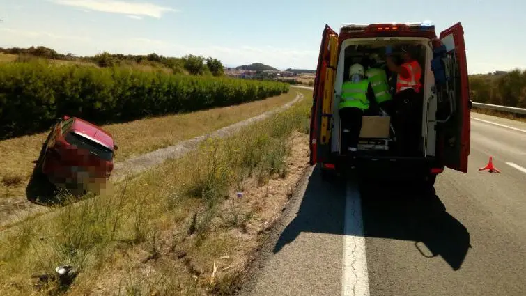 Una ambulancia medicalizada evacúa al conductor herido grave en una salida de vía en la AP15 a la altura de Tafalla BOMBEROS DE NAVARRA