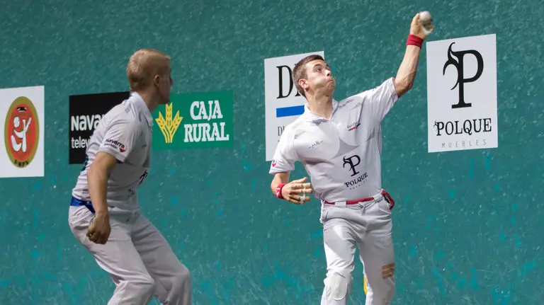 El alav&eacute;s Uribe remata de volea ante la mirada de Osa FOTO Pandas Producciones