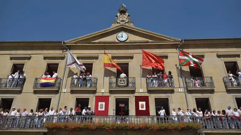 Tafalla luce la ikurriña a falta de 15 minutos para el cohete de 2017 PABLO LASAOSA