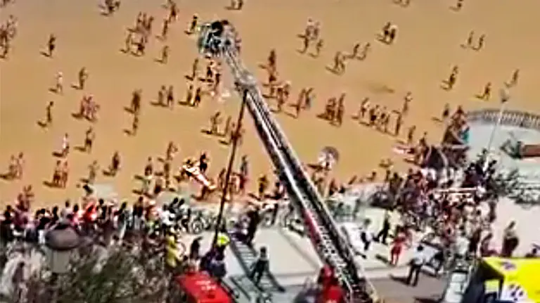 Los bomberos rescatan con una grúa a una mujer en La Concha