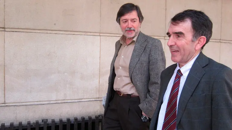 El ex secretario general de LAB, Rafael Díez Usabiaga y condenado por pertenencia a ETA (izda). EP