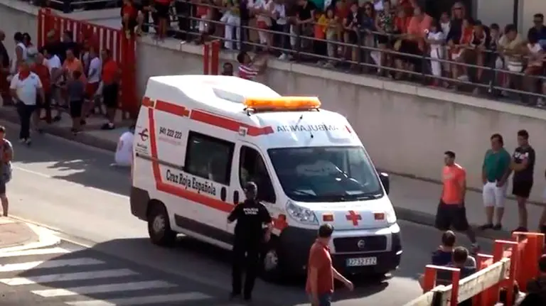 Momento en el que la ambulancia traslada al hombre herido en el encierro de Alfaro. Isidro Espada.