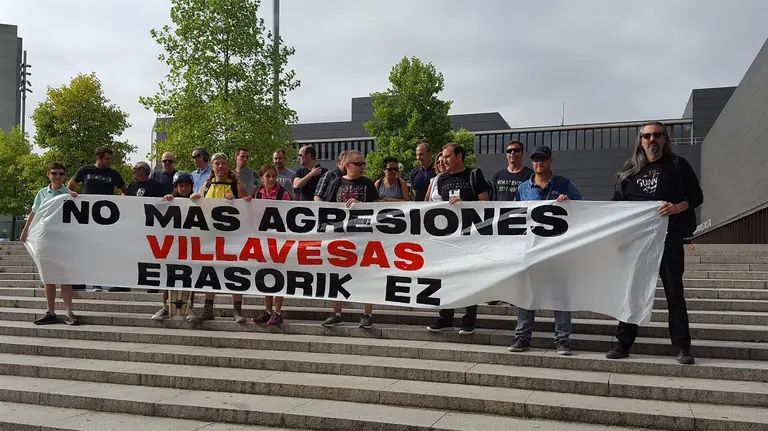 Los chóferes de las villavesas de Pamplona se concentran en la plaza de Baluarte, frente a la Mancomunidad, este miércoles EPRESS