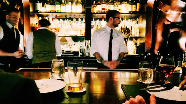 Unos camareros detrás de la barra de un bar. ARCHIVO