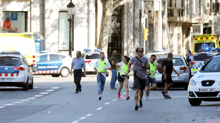 Varias personas tratan de resguardarse en la Ramba tras el atentado de Barcelona con un violento atropello múltiple EFE