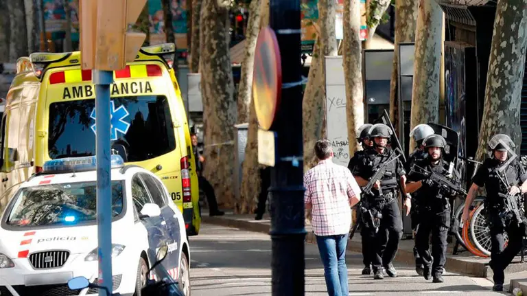 El dispositivo policial en la zona de las Ramblas que ha sufrido un atentado terrorista. EFE