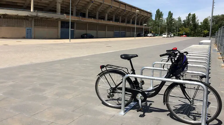El estadio El Sadar estrena 120 aparcabicis