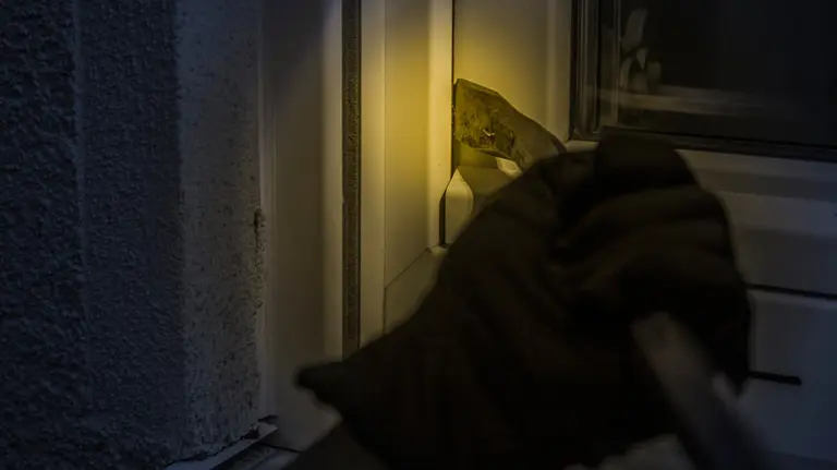 Una persona fuerza la entrada de una vivienda. ARCHIVO