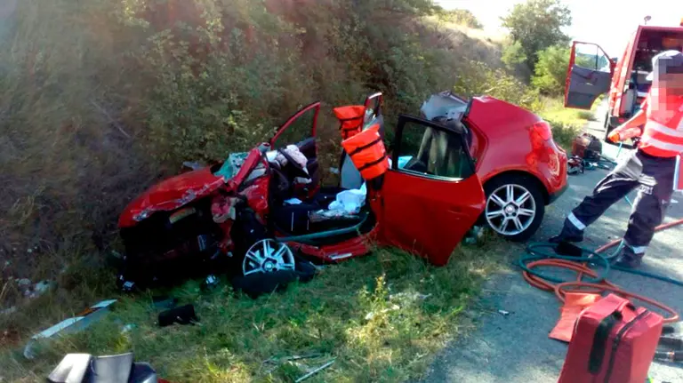Estado en el que ha quedado uno de los vehículos implicados en el accidente en Tiebas con seis heridos. BOMBEROS