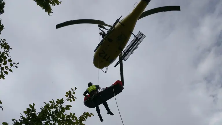 Imágenes del rescate del GREIM a una parapentista accidentada en Lizarraga GUARDIA CIVIL (3)