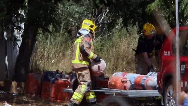 Los bomberos trasladan parte del centenar de bombonas encontradas en el chalet de Alcanar donde presuntamente se preparaba el atentado de Barcelona EFE