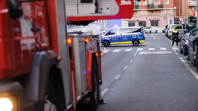 Actuacción de los bomberos para retirar un panal de avispas en la Rochapea, en Pamplona. MIGUEL OSÉS (4)