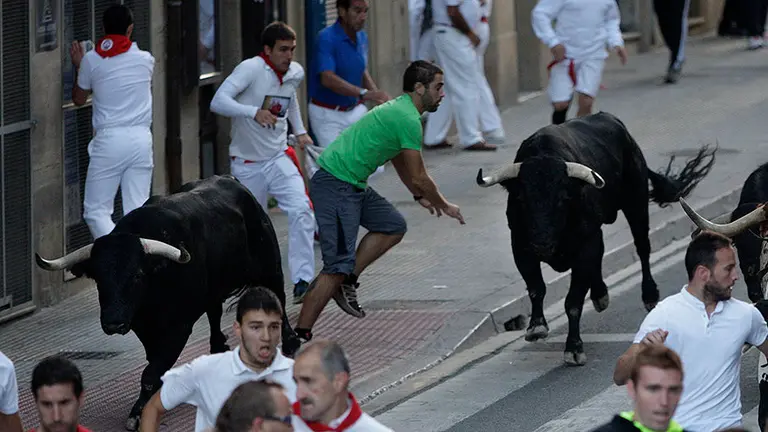 Los toros toman la curva de la farola en el encierro de Tafalla del sábado 19. JORGE NAGORE (3)