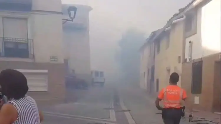 Imagen de la calle Miralrío de Milagro, cubierta por una nube de humo procedente del incendio forestal declarado en la peña del pueblo