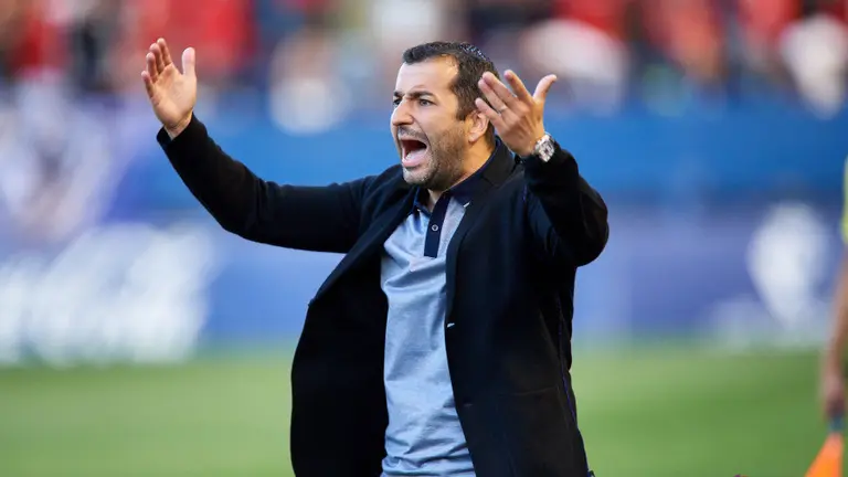 Diego Martínez dirige a Osasuna contra su exequipo, el Sevilla Atlético, en su primer partido oficial en El Sadar LFP