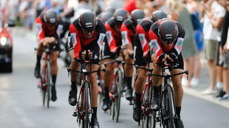 El equipo BMC en pleno esfuerzo. Foto La Vuelta.