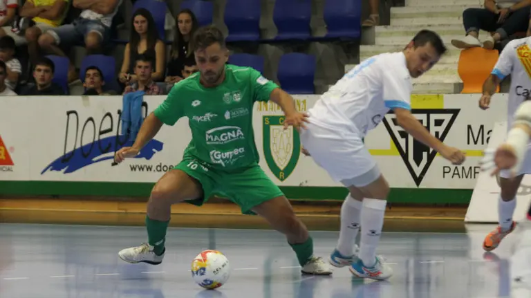 Rafa Usín en acción con el Osasuna Magna.