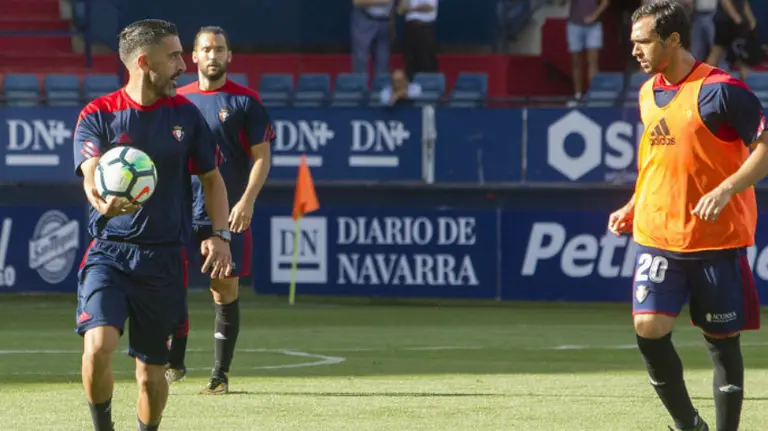 Pepe Conde junto a De las Cuevas. Foto CA Osasuna.