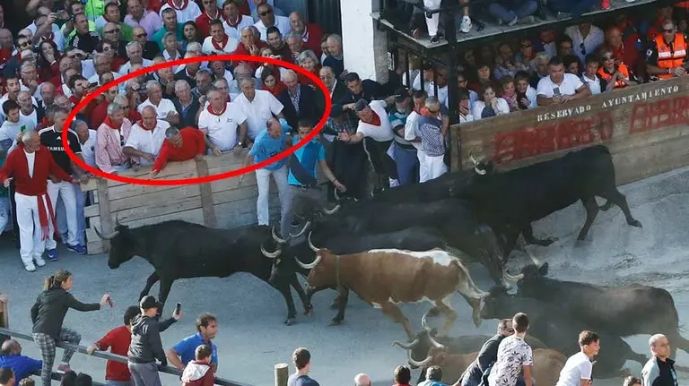 Los 'Siete del tablón' en su sitio habitual en el último encierro del pilón de Falces del domingo 20 de agosto de 2017. EFE