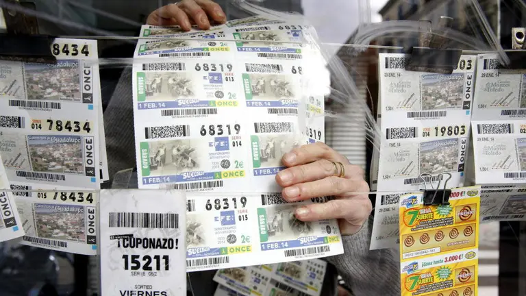 Un vendedor de la ONCE coloca varios cupones EFE ARCHIVO