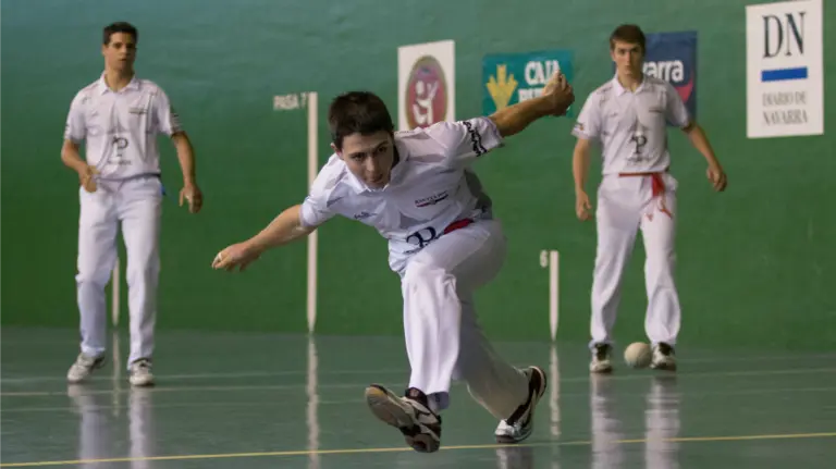 Enaitz Telletxea corre al ancho para restar un remate de Uribe. Autor fotos: Pandas producciones.