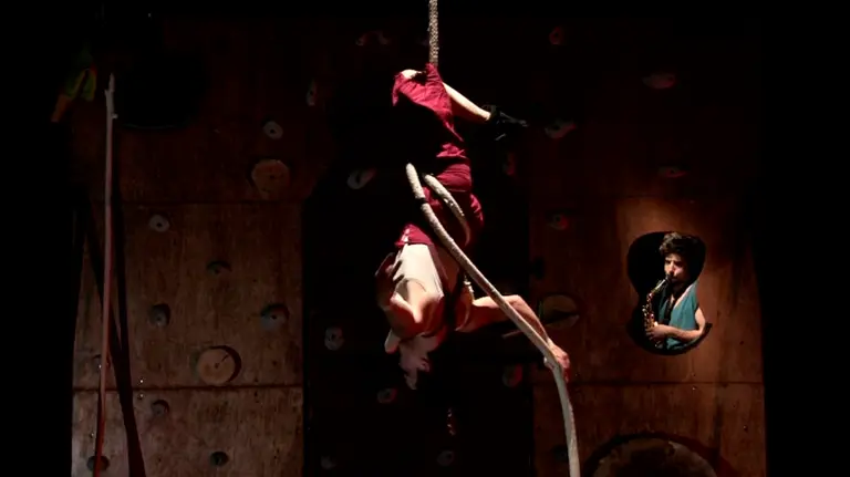 100 Racines y sus actores durante el espectáculo vertical