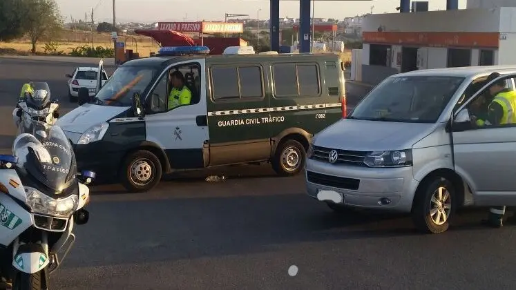 La Guardia Civil para a un taxista drogado que llevaba a 8 menores de edad EUROPA PRESS