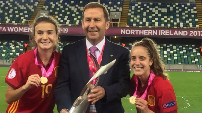 Rafa del Amo junto a las dos navarras campeonas. Foto Futnavarra.es