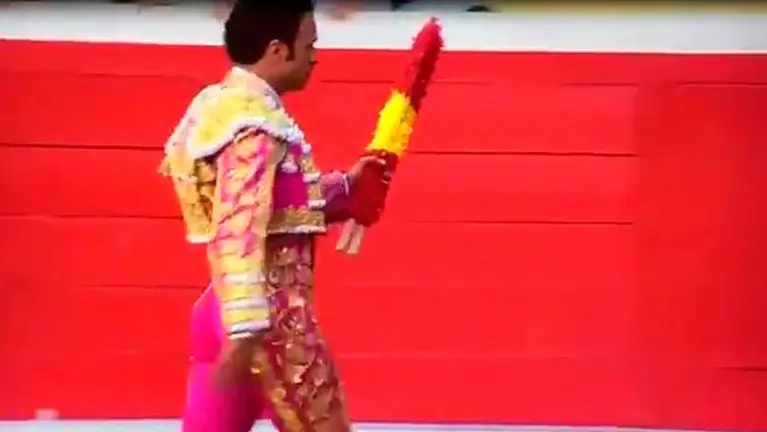 El diestro Antonio Ferrera con las banderillas en la mano. CANAL TOROS.