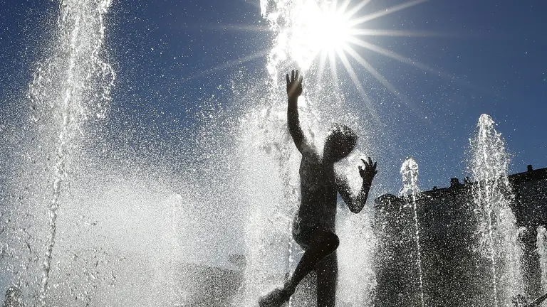 GRA305. PAMPLONA, 21/08/2017.- Un grupo de niños se refresca en una fuente de Pamplona, en una jornada en la que los termómetros han alcanzado los 35 grados y según las previsiones meteorológicas para los próximos días llegará una ola de calor donde se alcanzaran los 40 grados. EFE/Jesús Diges