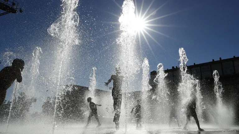 GRA306. PAMPLONA, 21/08/2017.- Un grupo de niños se refresca en una fuente de Pamplona, en una jornada en la que los termómetros han alcanzado los 35 grados y según las previsiones meteorológicas para los próximos días llegará una ola de calor donde se alcanzaran los 40 grados. EFE/Jesús Diges