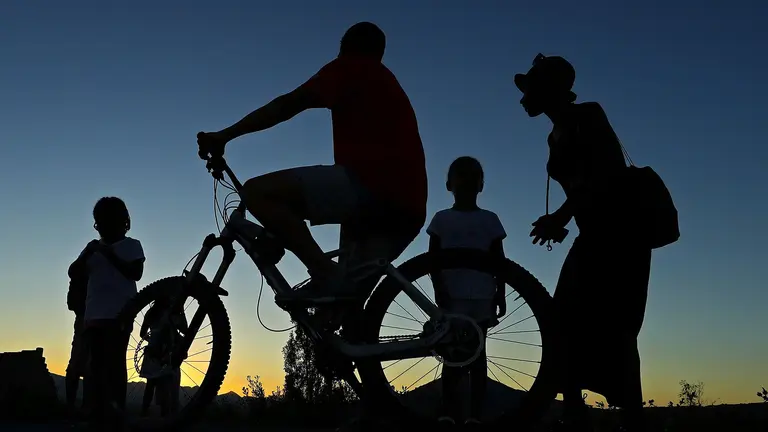 GRA375. PAMPLONA, 21/08/2017.- Varias personas en el alto de Ripagaina, en Pamplona, a donde han acudido para intentar, sin conseguirlo, ver el eclipse de sol que ha tenido lugar hoy. EFE/Jes&uacute;s Diges
