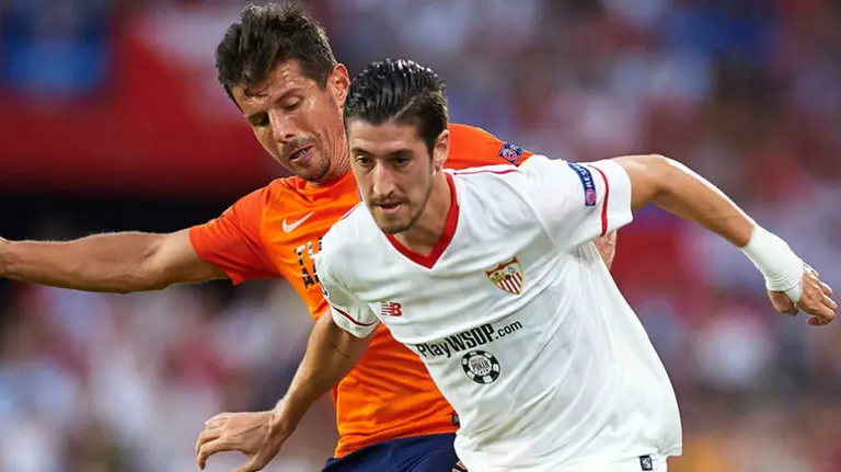 El sevillista Escudero en pugna con un rival. Foto Uefa.