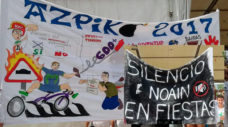 Pancartas reivindicativas en Noáin durante el chupinazo