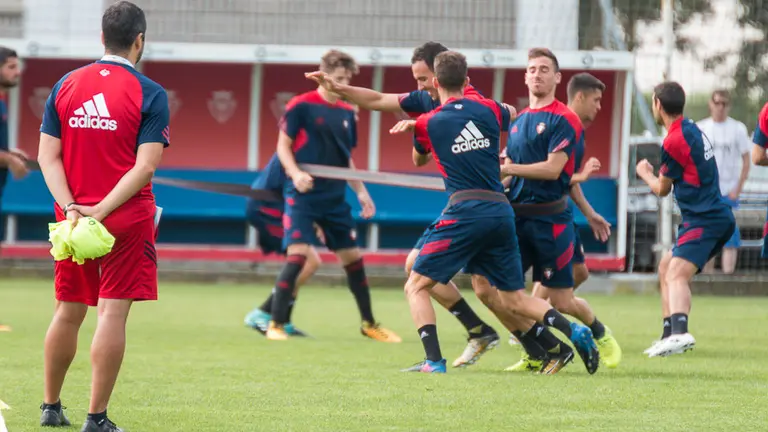 La plantilla de Osasuna prepara en Tajonar el segundo partido de la temporada ante la Cultural Leonesa (05). IÑIGO ALZUGARAY