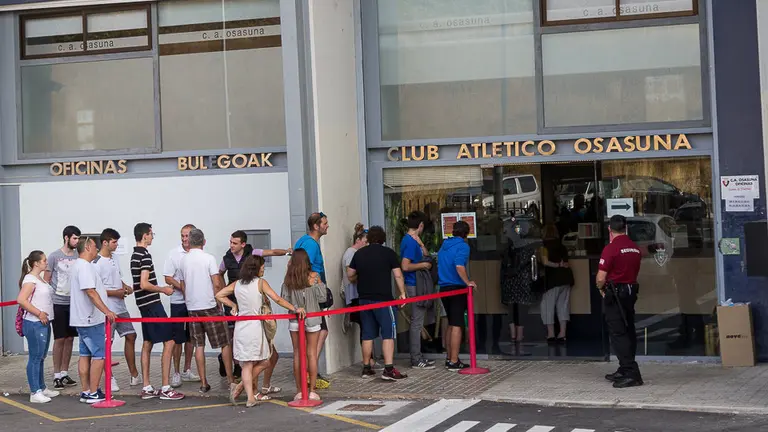 Renovación de abonos de temporada y venta de entradas para el partido contra la Cultural Leonesa en las oficinas de Osasuna en El Sadar (02). IÑIGO ALZUGARAY