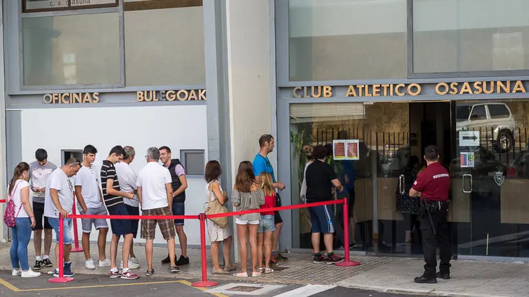 Renovación de abonos de temporada y venta de entradas para el partido contra la Cultural Leonesa en las oficinas de Osasuna en El Sadar (03). IÑIGO ALZUGARAY