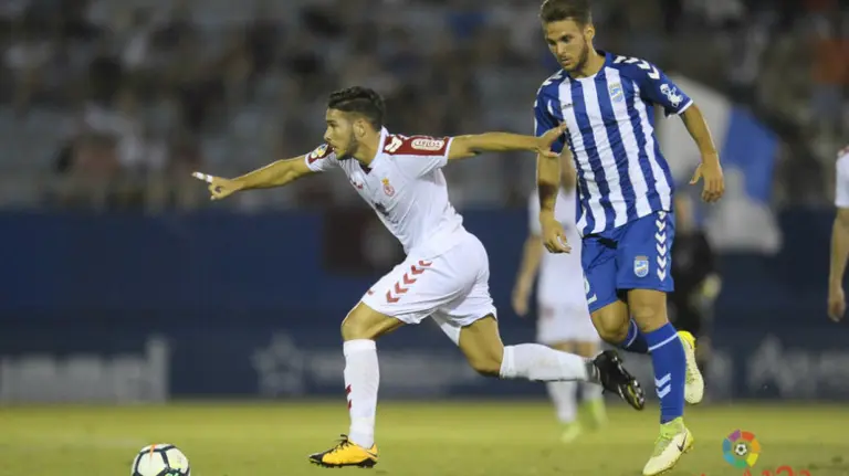 Buendía (Leonesa) en acción ante el Lorca FC. Foto CD Leonesa.